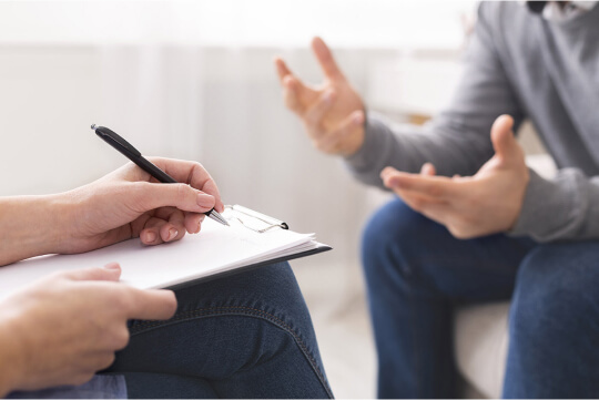 Мужчина на приеме психолога